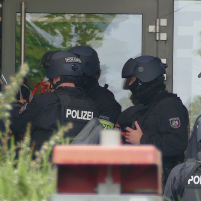Mit einem Großaufgebot waren Spezialkräfte der Polizei am 15. Mai 2024 an der Hans-Dietrich-Genscher-Schule angerückt.