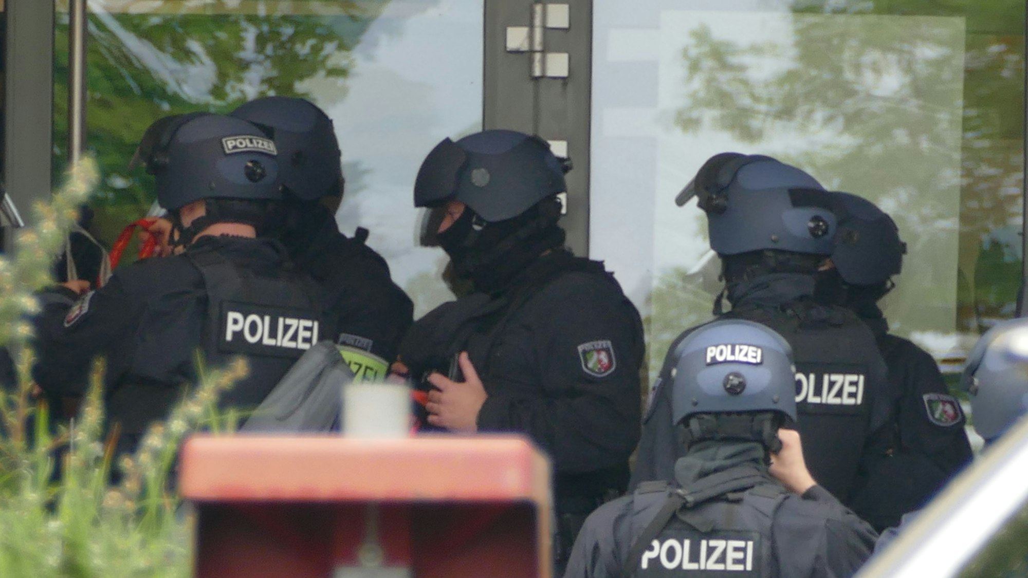 Mit einem Großaufgebot waren Spezialkräfte der Polizei am 15. Mai 2024 an der Hans-Dietrich-Genscher-Schule angerückt.