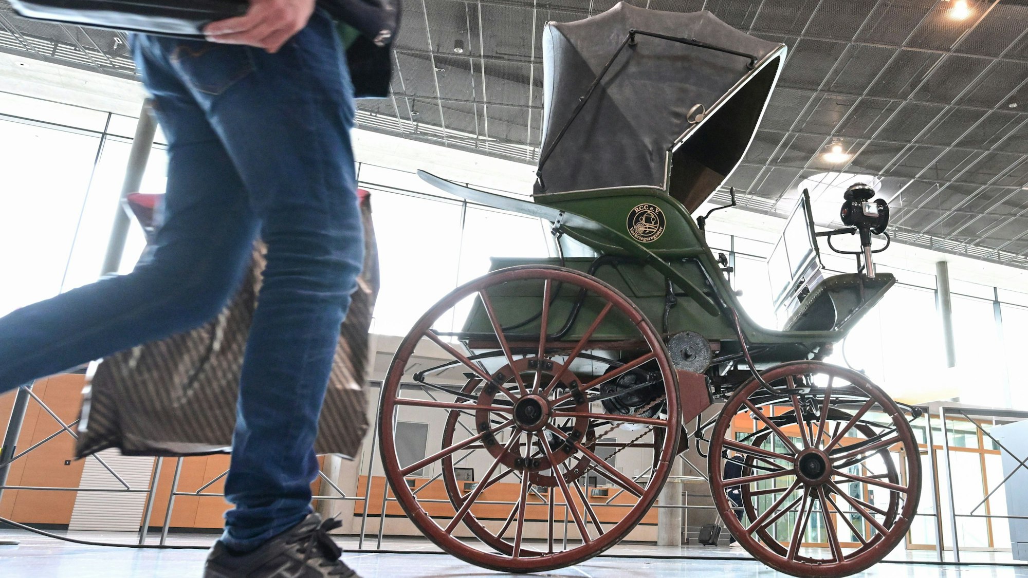 Ein Flocken Elektrowagen aus dem Jahr 1888, das nach Angaben des Ausstellers erste Elektrofahrzeug der Welt, steht in den Hallen der Messe Stuttgart bei der Messe Retro Classics.