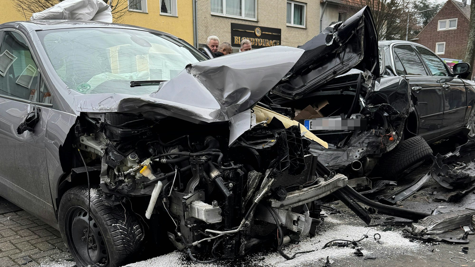 Das Bild zeigt zwei beschädigte Autos