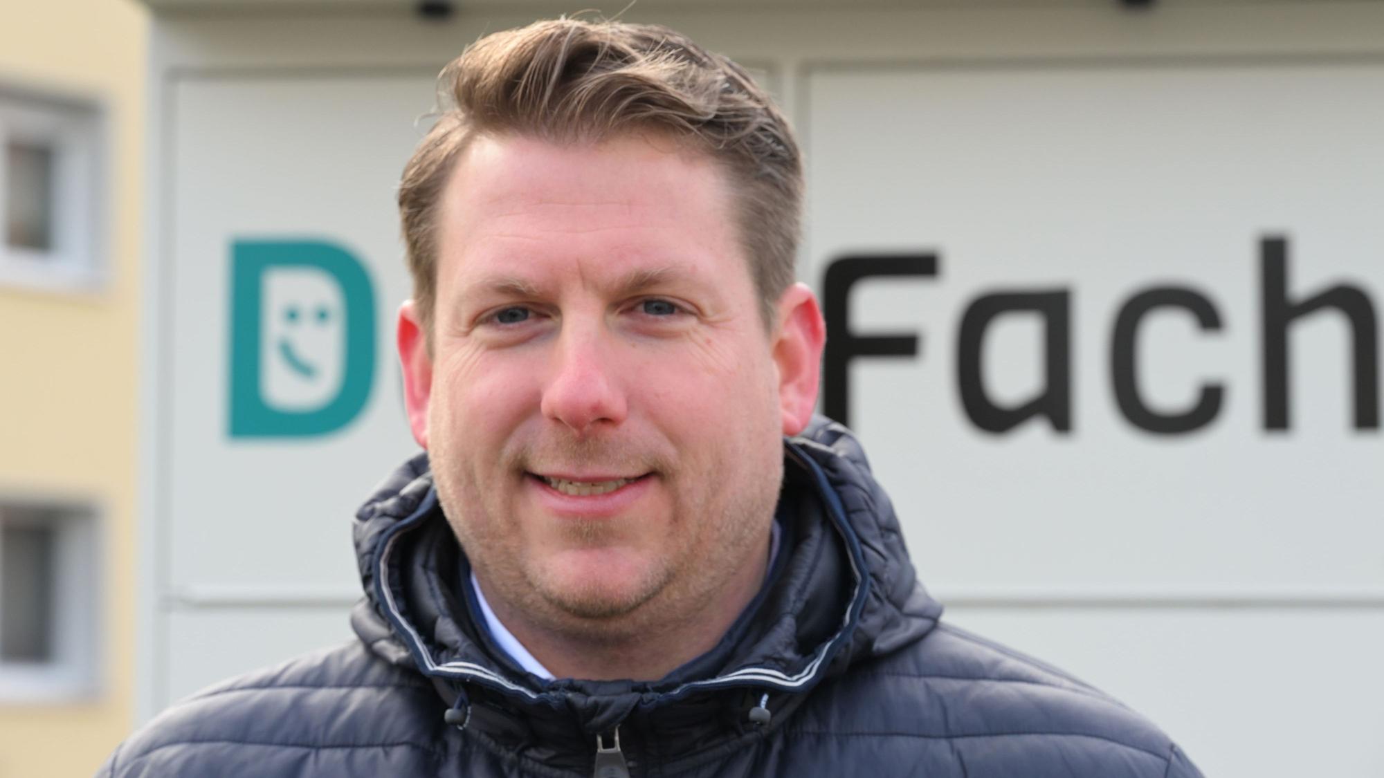 PRODUKTION - 04.02.2025, Nordrhein-Westfalen, Köln: Der Geschäftsführer der DHL-Tochter DeinFach, Lukas Beckedorff, steht vor einem Paketautomaten seiner Firma.