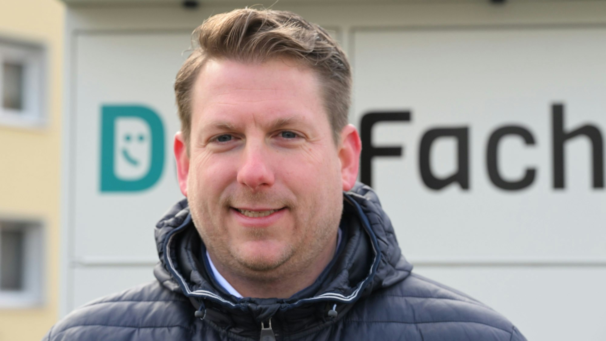 PRODUKTION - 04.02.2025, Nordrhein-Westfalen, Köln: Der Geschäftsführer der DHL-Tochter DeinFach, Lukas Beckedorff, steht vor einem Paketautomaten seiner Firma.