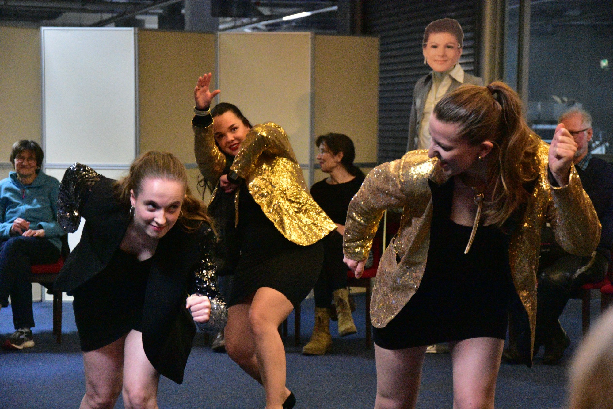 Drei Frauen ahmen einen Laufstart nach.