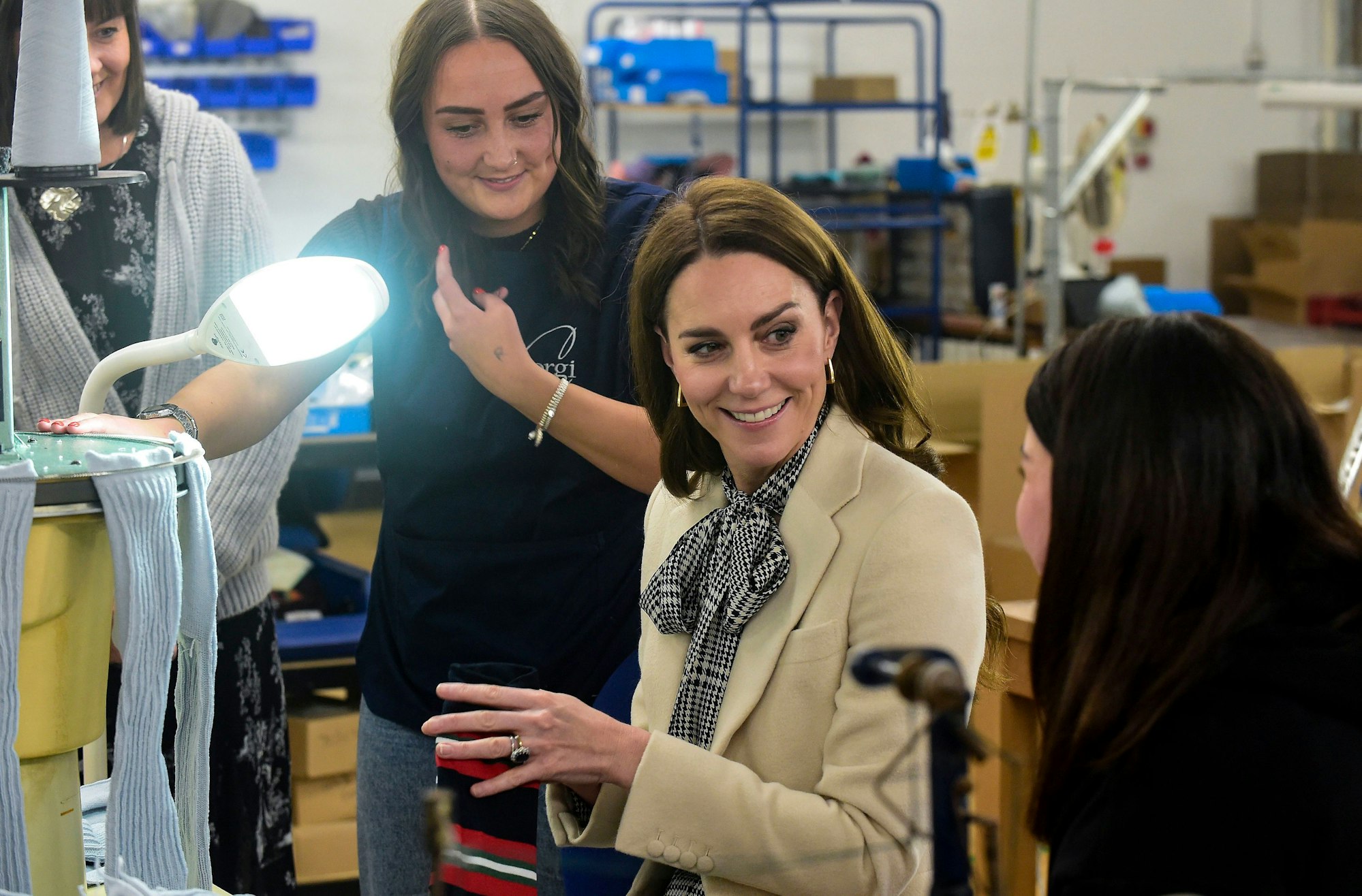 Ammanford: Kate (M), Prinzessin von Wales, trifft Mitglieder des Produktionsteams während eines Besuchs bei Corgi, einem Textilhersteller in Südwales, der sich auf die Produktion von Socken und Strickwaren konzentriert.