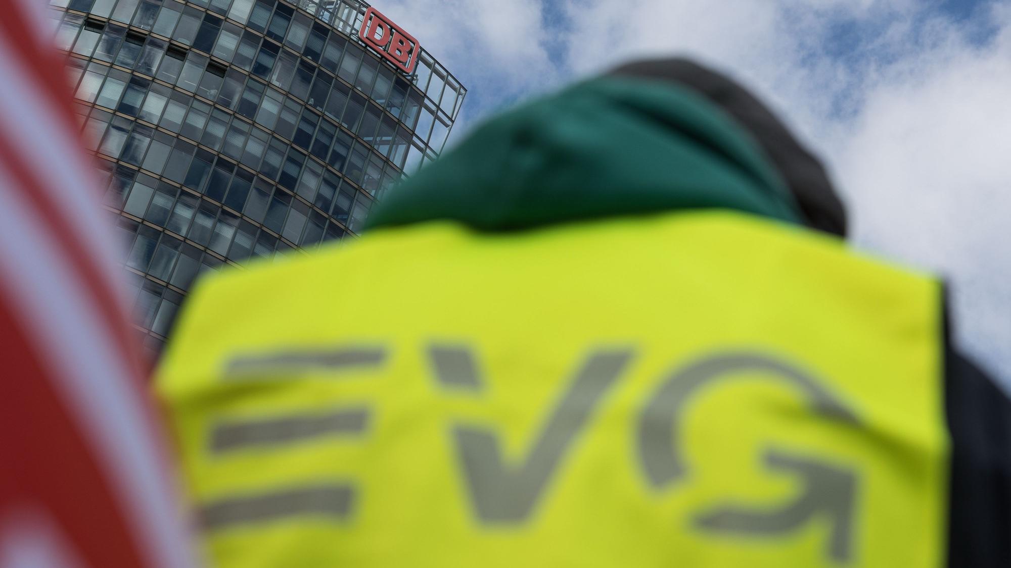 Berlin: Ein Teilnehmer der Demonstration steht vor dem DB-Gebäude am Potsdamer Platz.