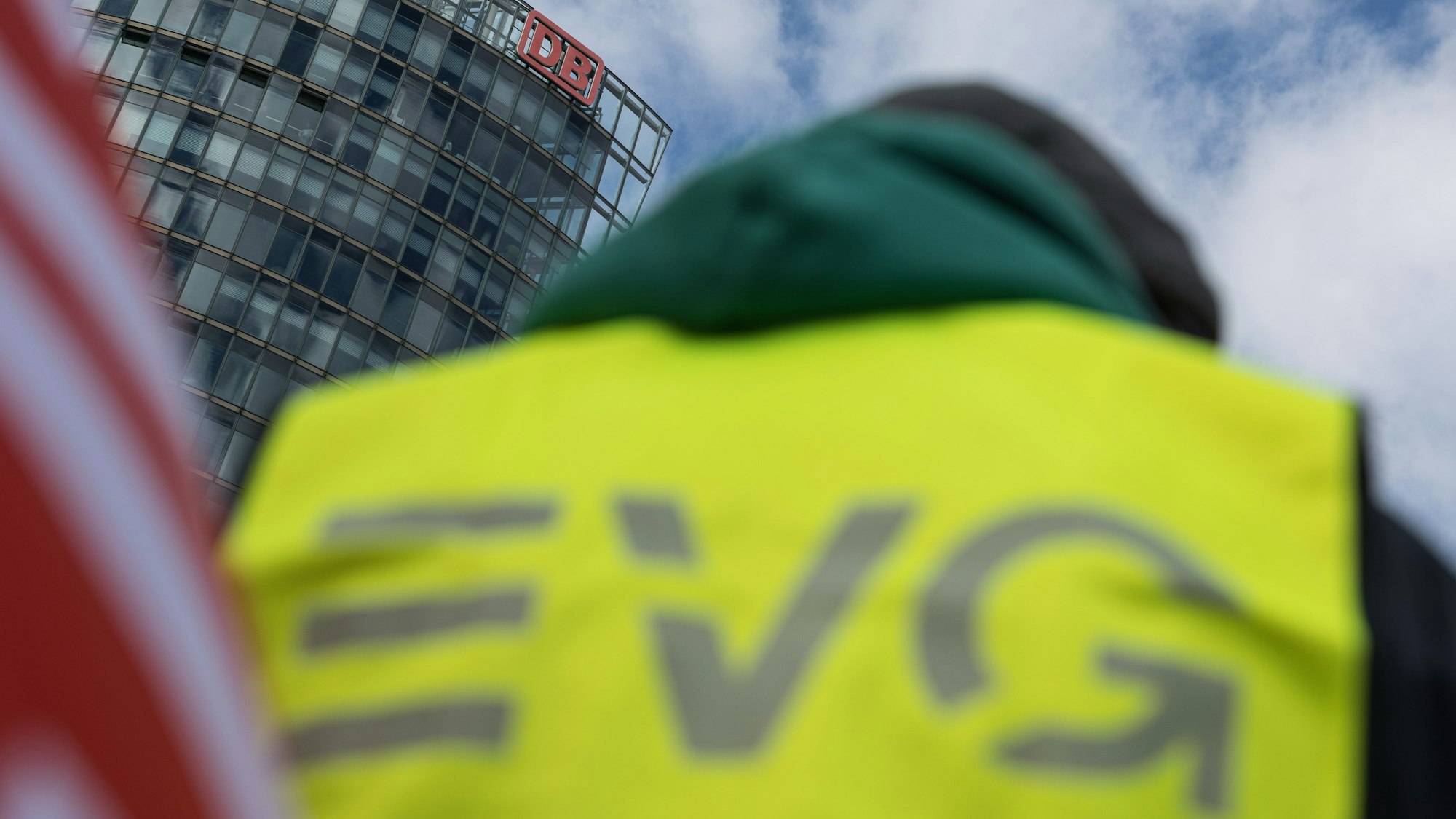 Berlin: Ein Teilnehmer der Demonstration steht vor dem DB-Gebäude am Potsdamer Platz.