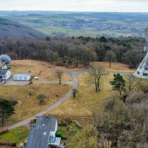 Die Anlage des Astropeilers mit dem 25-Meter-Spiegel rechts und dem Zehn-Meter-Spiegel links.