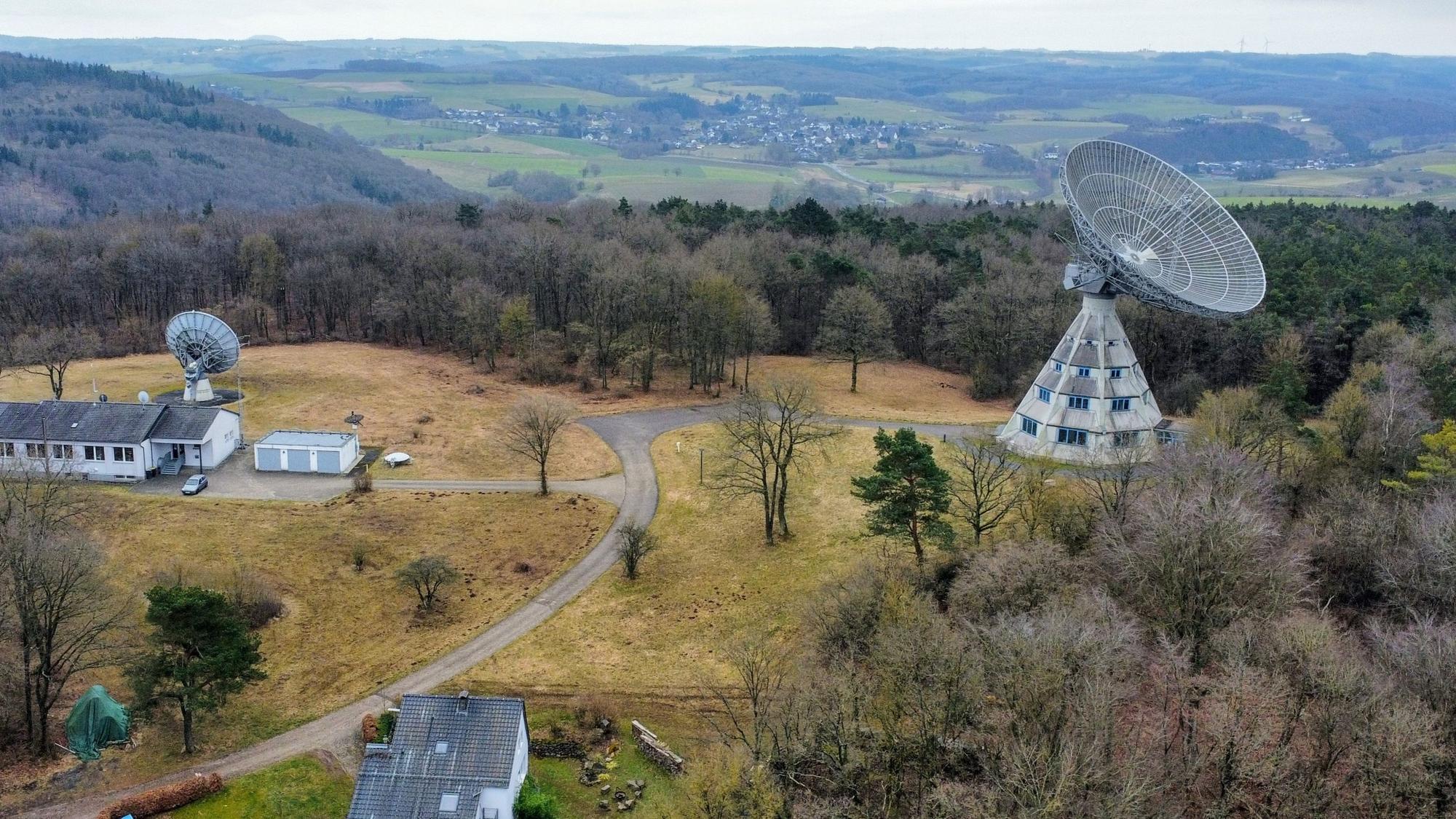 Die Anlage des Astropeilers mit dem 25-Meter-Spiegel rechts und dem Zehn-Meter-Spiegel links.