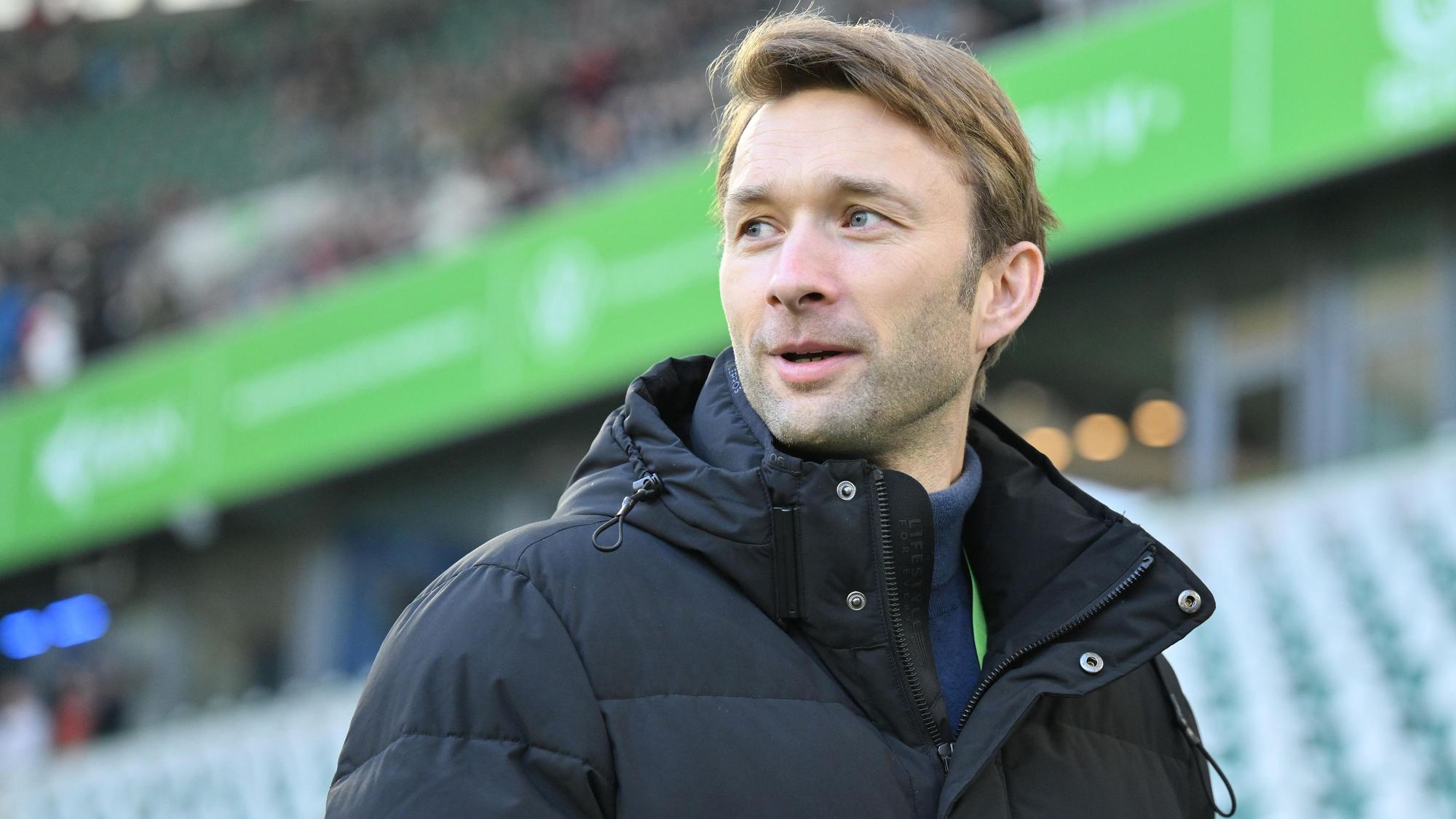 Simon Rolfes, Sportdirektor bei Bayer Leverkusen, ist vor dem Spiel beim VfL Wolfsburg im Stadion.
