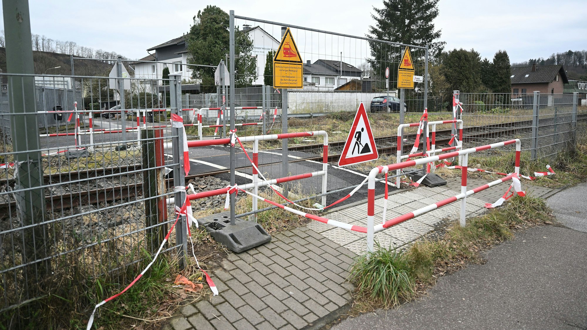 Der Bahnübergang Siegburger Straße ist ohne ersichtlichen Grund gesperrt.
