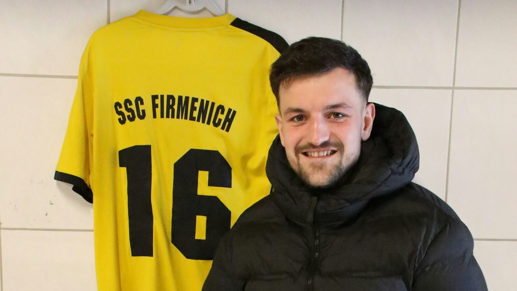Frederic Baum
Fußballprofi mit einem schwarz-gelben Trikot des SSC Firmenich.