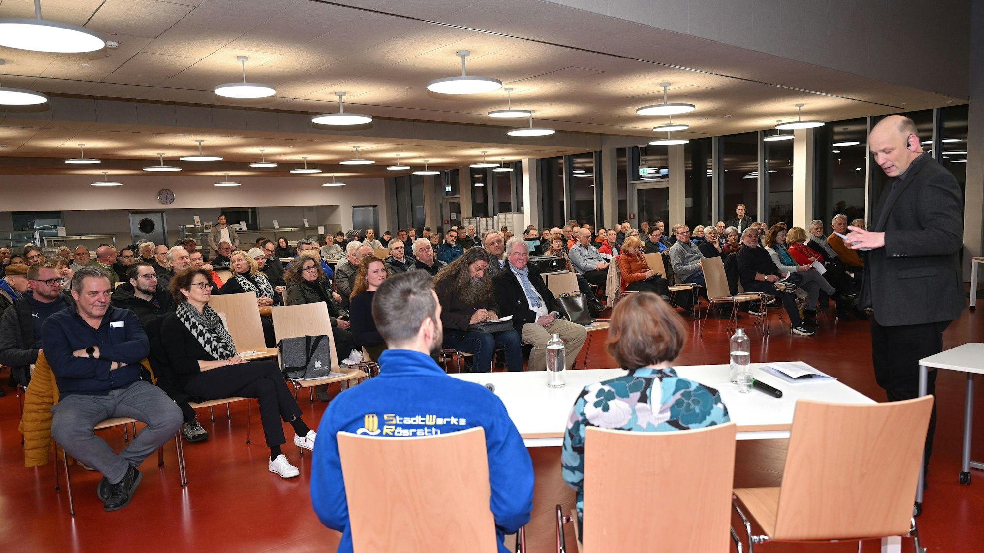 Rund 130 Interessierte kamen in die Mensa des Freiherr-vom-Stein-Schulzentrums, um sich über die Kommunale Wärmeplanung in Rösrath zu informieren.