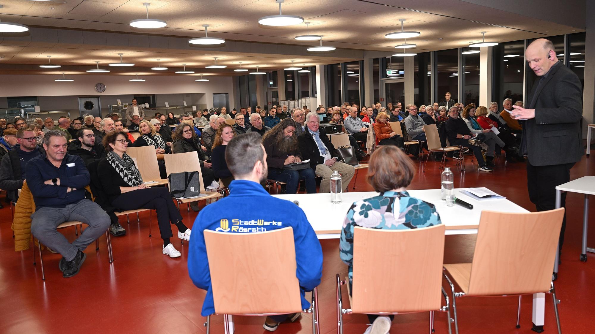 Rund 130 Interessierte kamen im Februar in die Mensa des Freiherr-vom-Stein-Schulzentrums, um sich über die Kommunale Wärmeplanung in Rösrath zu informieren.