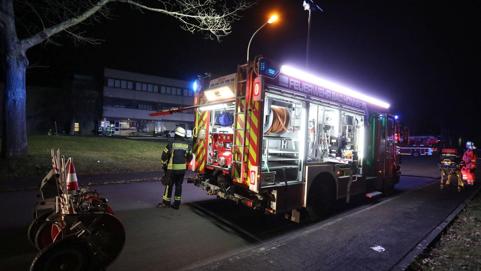 Ein Feuerwehrfahrzeug in einem Gewerbegebiet.