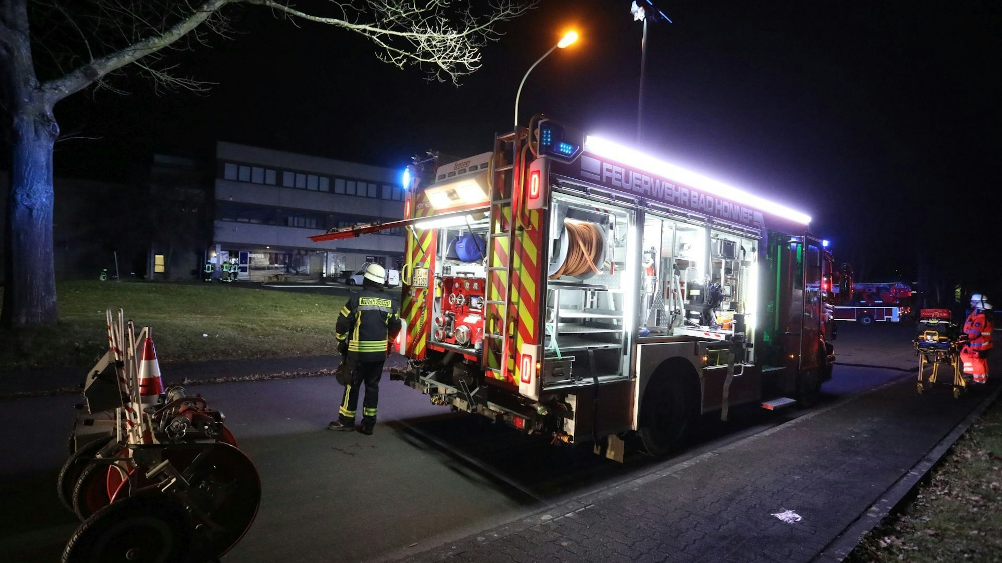 Ein Feuerwehrfahrzeug in einem Gewerbegebiet.