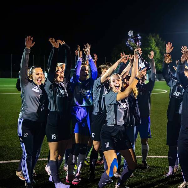 Die Spielerinnen des TB-SV Füssenich-Geich jubeln auf dem Fußballplatz.