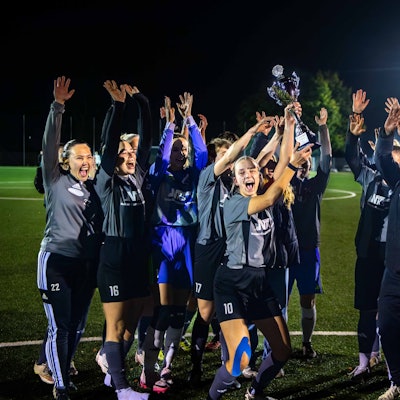 Die Spielerinnen des TB-SV Füssenich-Geich jubeln auf dem Fußballplatz.