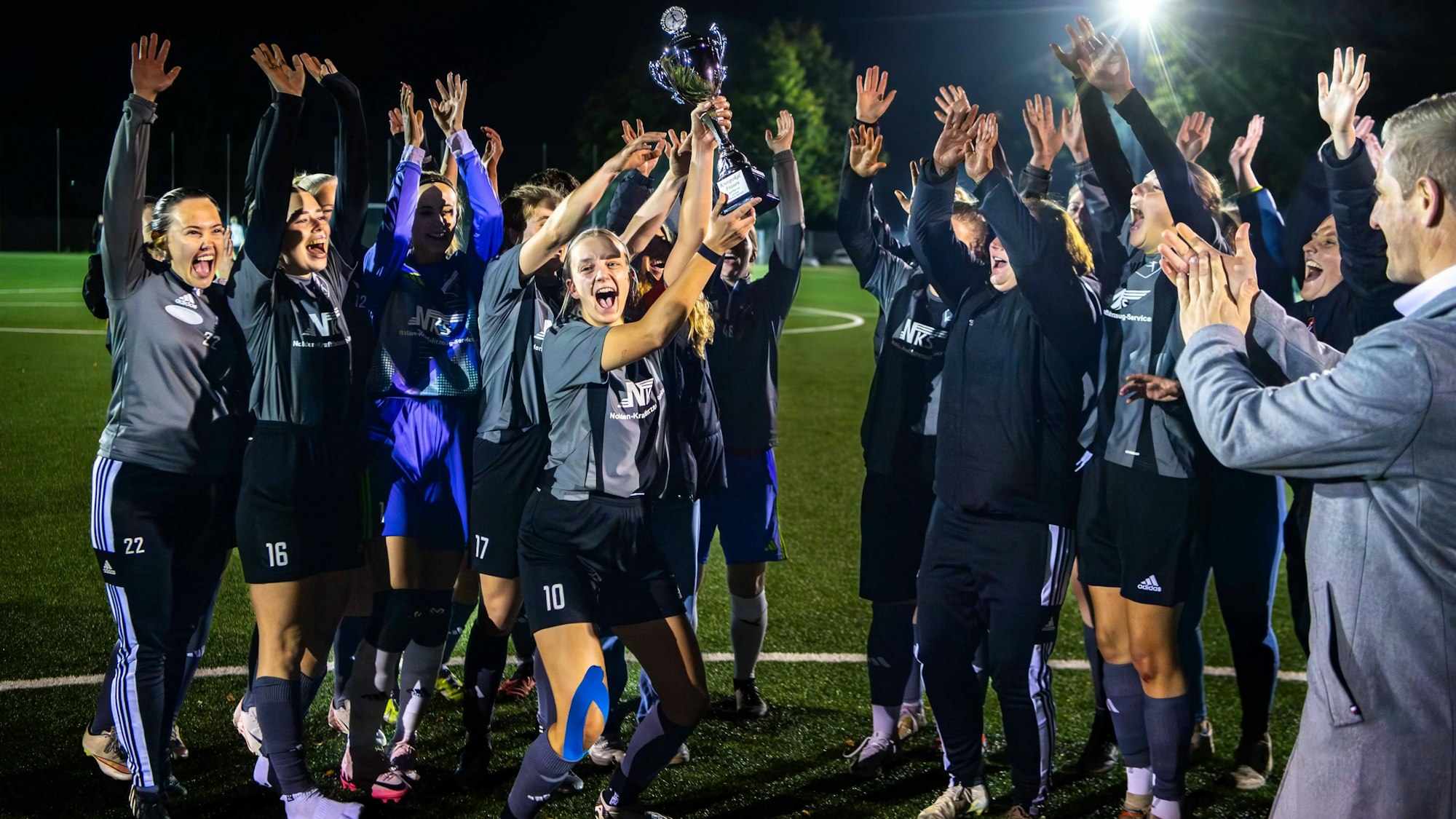 Die Spielerinnen des TB-SV Füssenich-Geich jubeln auf dem Fußballplatz.