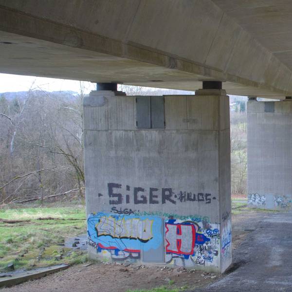 Die Hunstigtalbrücke von unten.
