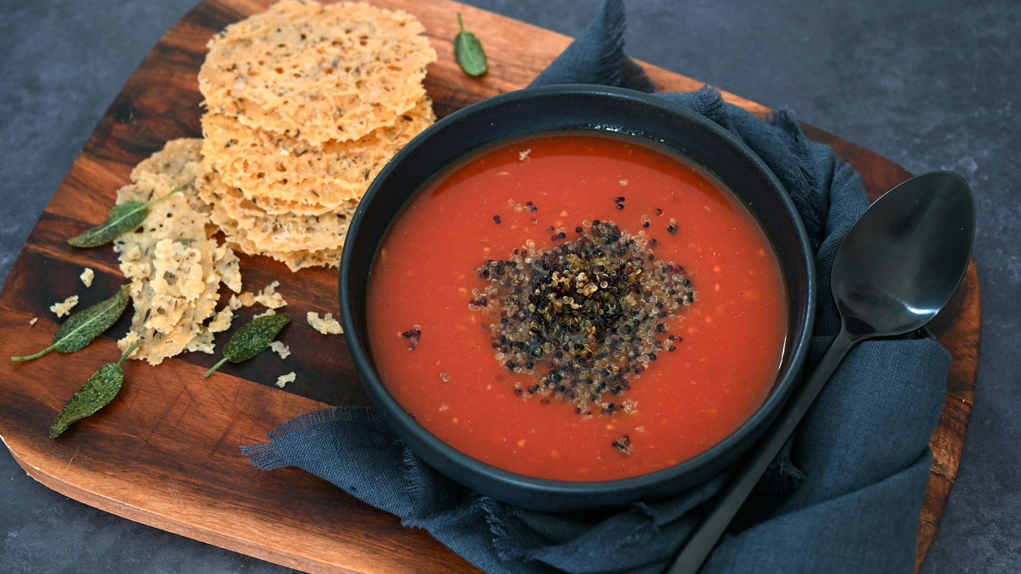 ILLUSTRATION - Der Clou dieser Tomatensuppe sind knackige Quinoa und knusprige Parmesanchips. (zu dpa: «Aufgepeppt: Tomatensuppe mit Quinoa und Parmesanchips») Foto: Julia Uehren/loeffelgenuss.de/dpa-tmn - Honorarfrei nur für Bezieher des dpa-Themendienstes +++ dpa-Themendienst +++