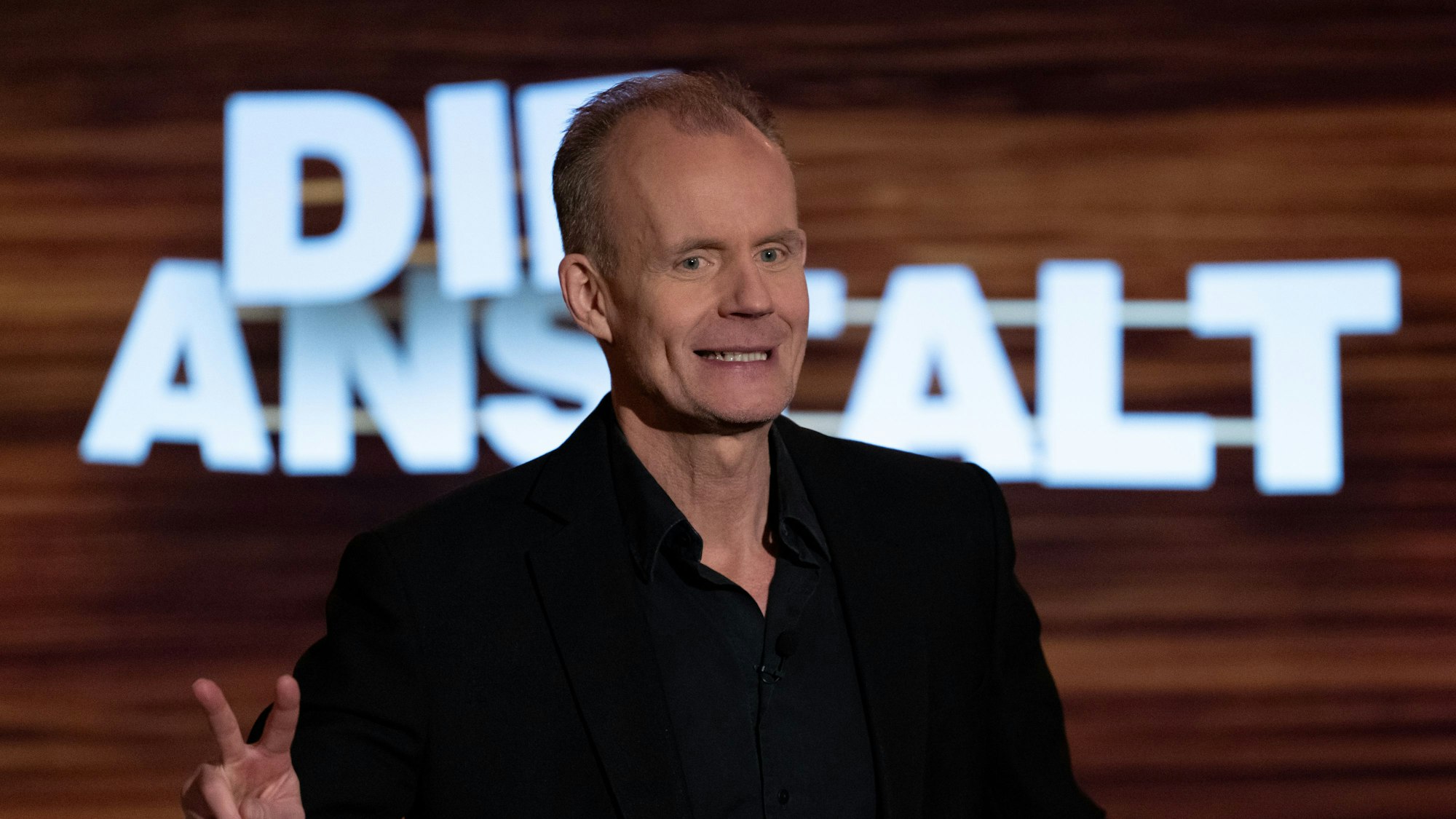 PRODUKTION - 05.02.2024, Bayern, München: Max Uthoff steht bei der Aufzeichnung der Jubiläumssendung von der ZDF-Politsatire «Die Anstalt» in einem TV-Studio. (zu dpa: «ZDF-«Anstalt» ohne Max Uthoff - wegen Parteiwerbung») Foto: Sven Hoppe/dpa +++ dpa-Bildfunk +++