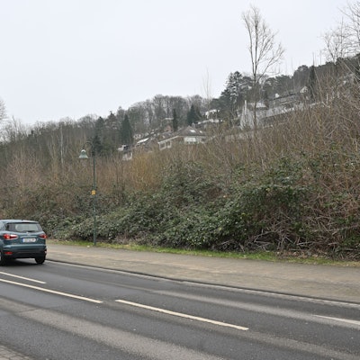 Der Kauf eines Grundstücks, das zwischen der Bergischen Landstraße und der Straße „Auf dem Rosenberg“ liegt, ist vom Rösrather Stadtrat beschlossen. Es fehlt aber noch die Unterschrift von Bürgermeisterin Bondina Schulze.