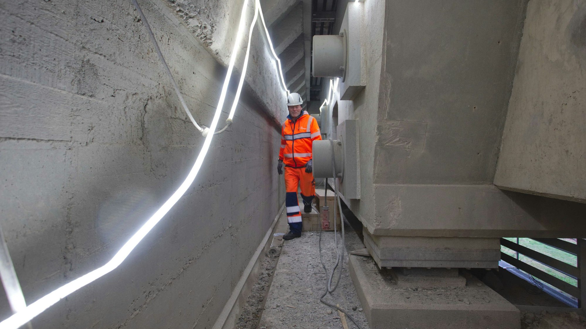 Reńe Derichs von der Bauaufsicht der Autobahn GmbH im Wartungsgang der Brücke.