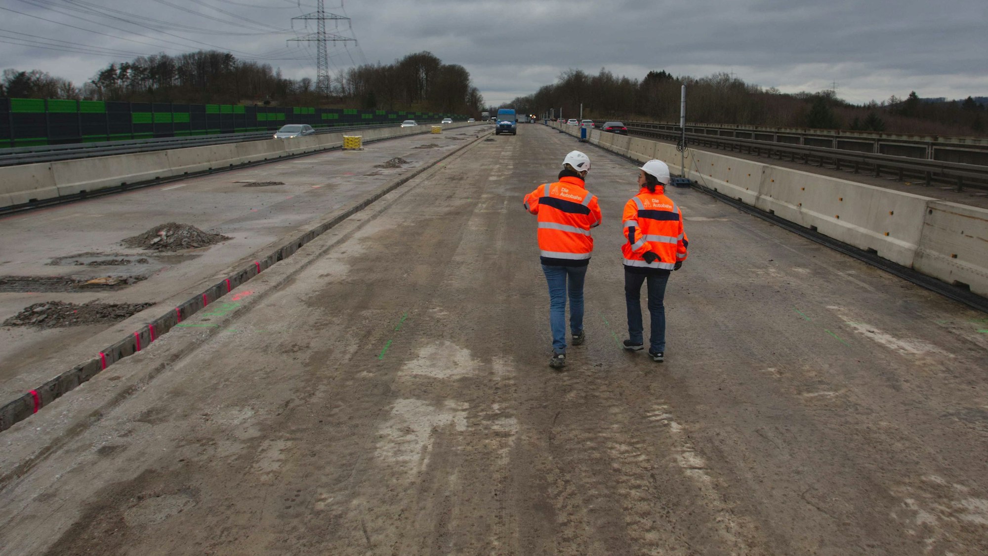 Blick über die Hunstigtalbrücke, nachdem der Belag abgefäst wurde.