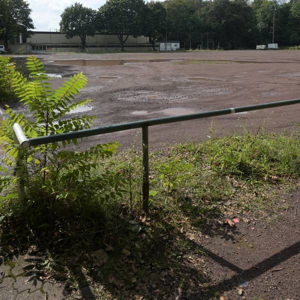 Viele Pfützen befinden sich auf dem Aschenplatz.