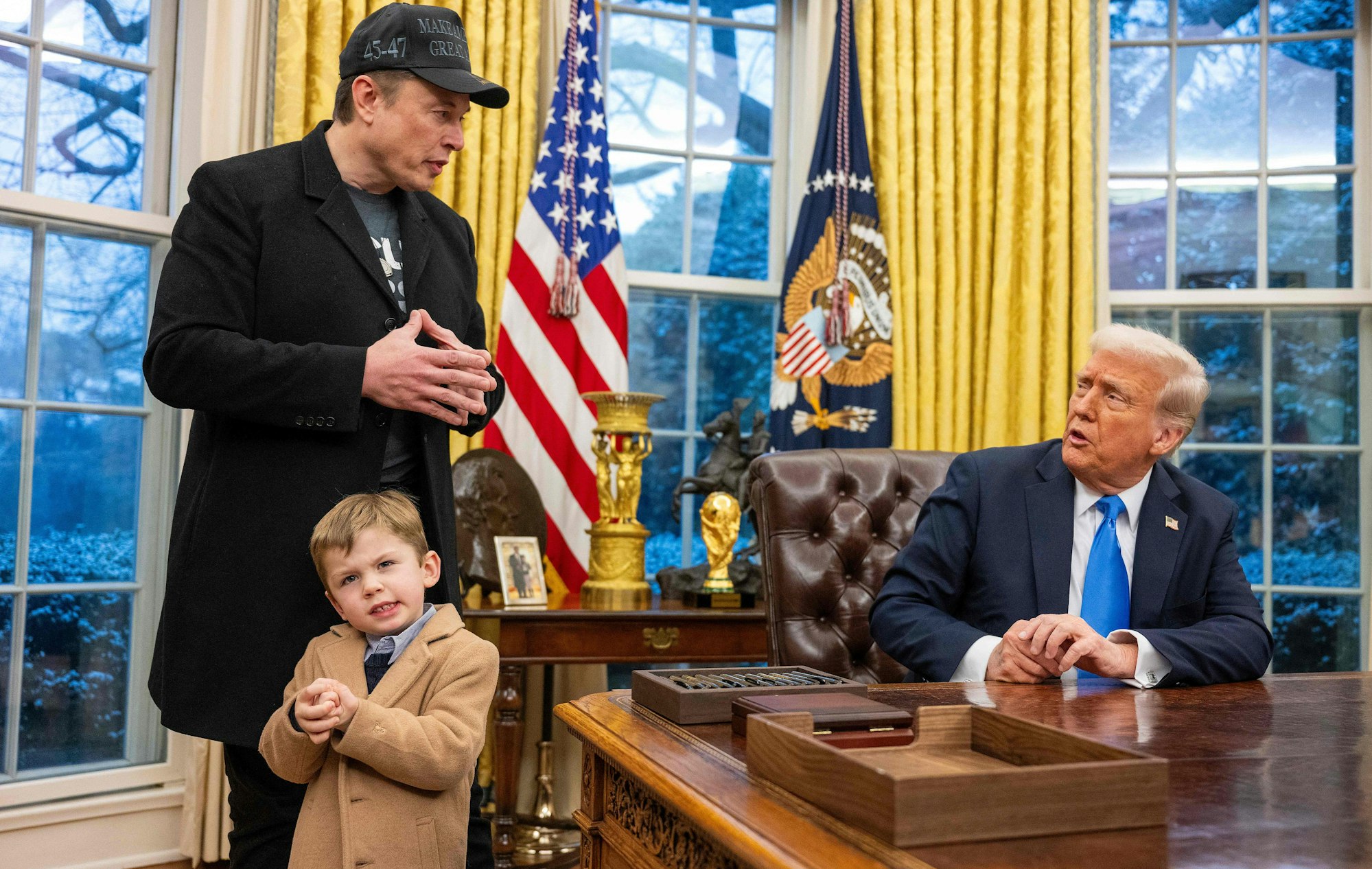 Elon Musk, sein Sohn X Æ A-Xii und Donald Trump im Oval Office.