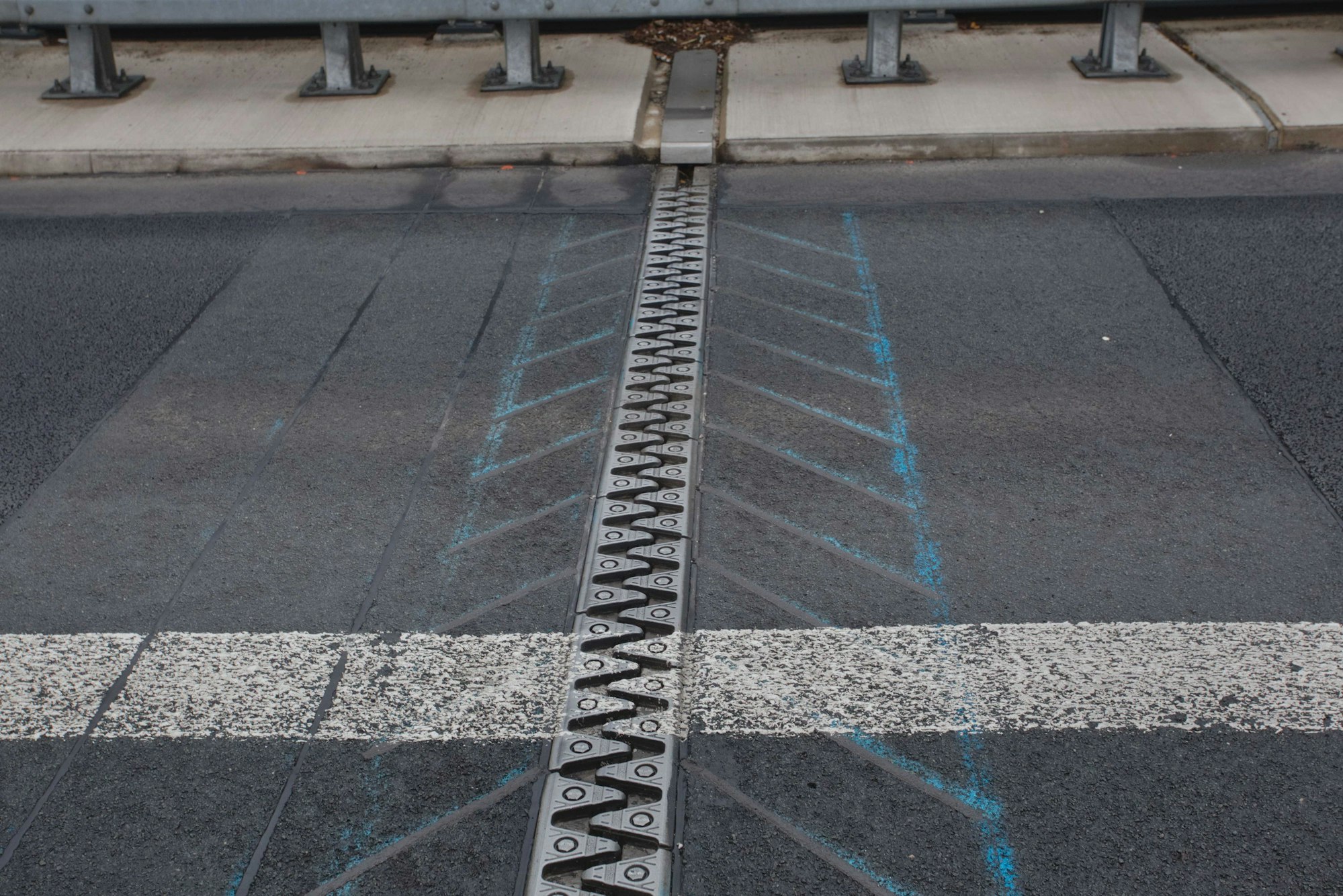 Der neue lärmmindernde Fahrbahnübergang.