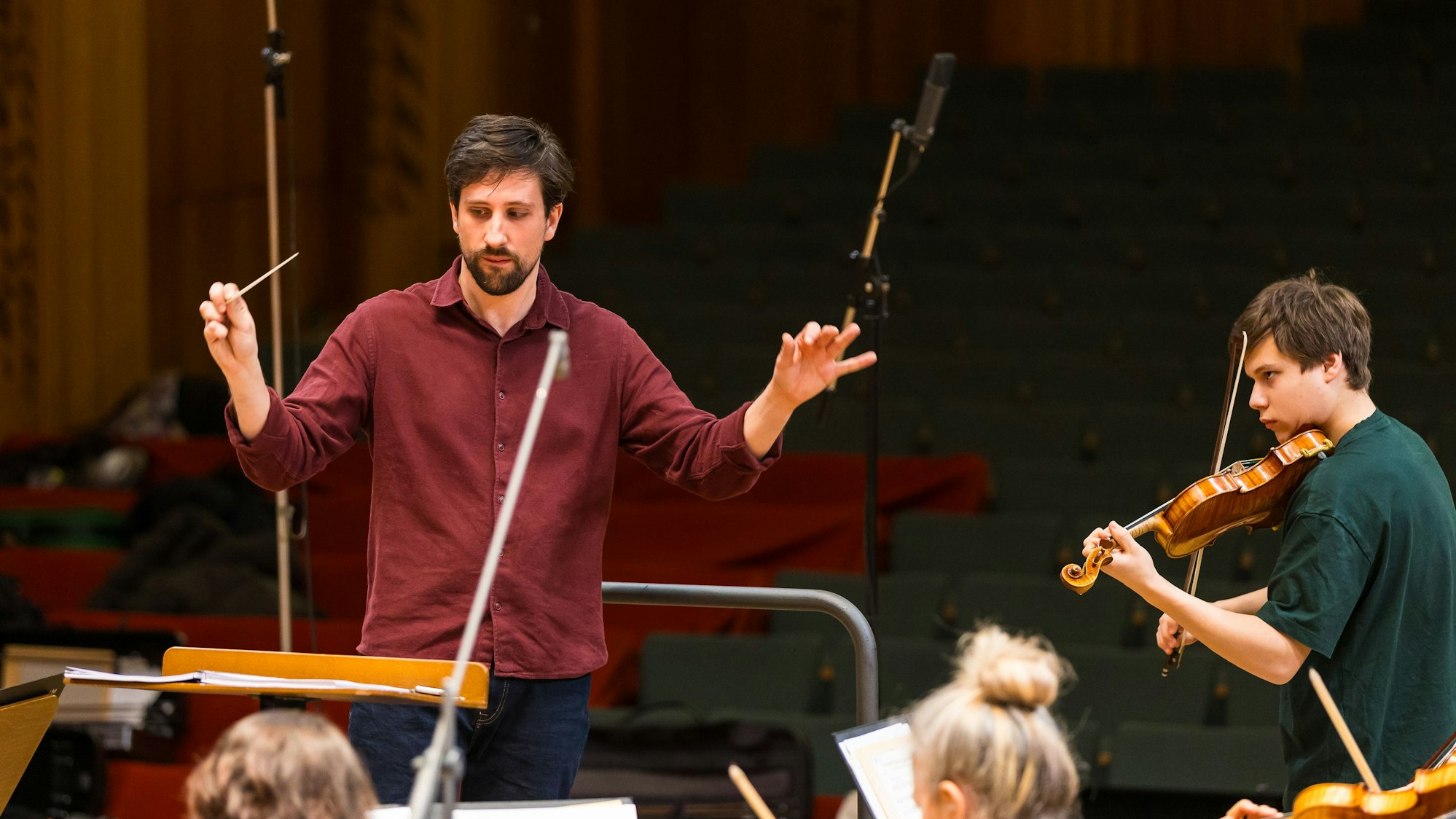 Dirigent David Fernández Caravaca und Solist Viktor Vasilev beim Forum Dirigieren