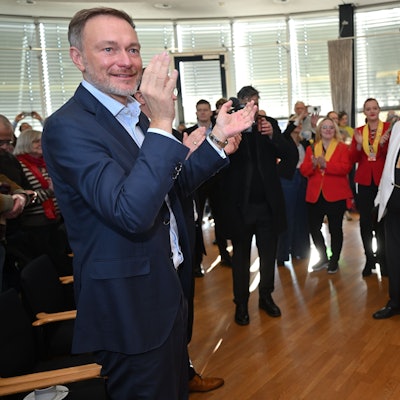 Christian Lindner wird bei seinem Wahlkampfauftritt in Forsbach vom Dreigestirn begrüßt.
