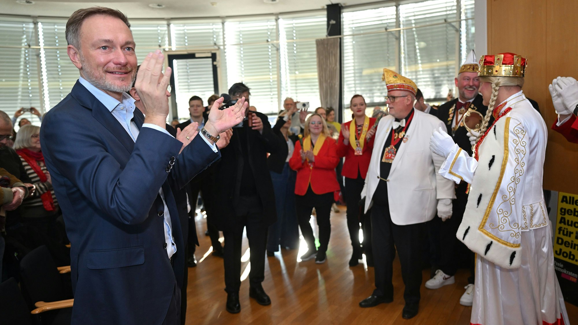 Christian Lindner wird bei seinem Wahlkampfauftritt in Forsbach vom Dreigestirn begrüßt.