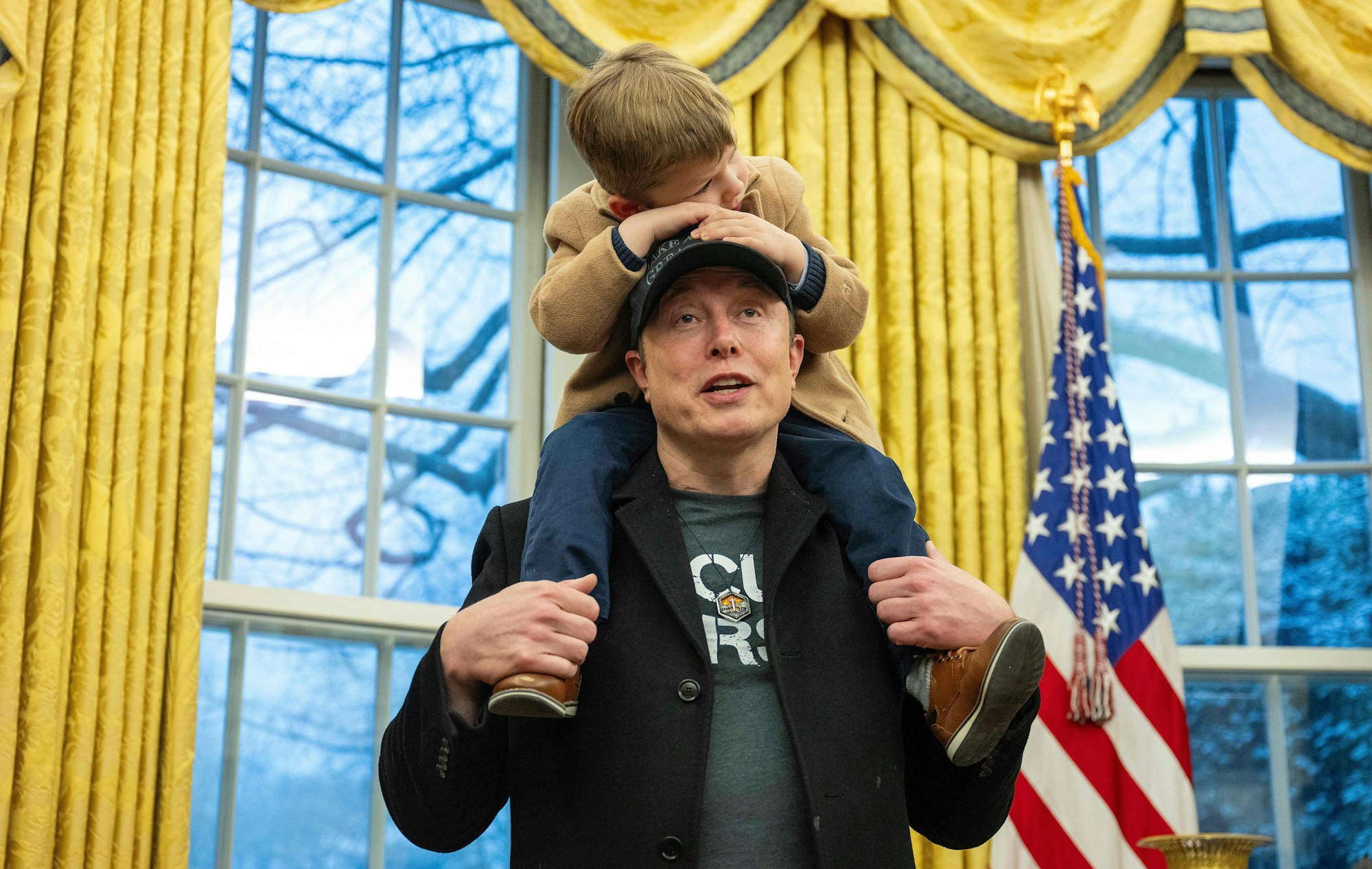 X Æ A-Xii sitzt auf den Schultern seines Vaters Elon Musk.