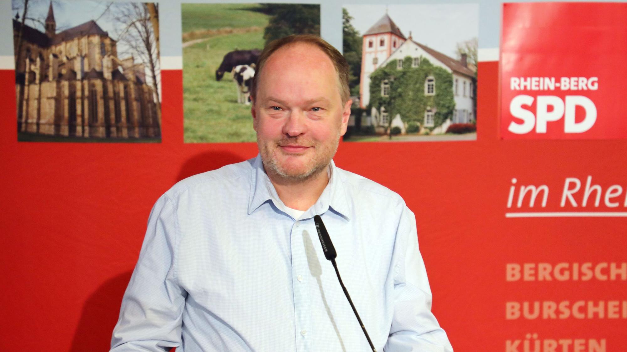 SPD-Kreisvorsitzender Hinrich Schipper (Hinni Schipper) aus Kürten beim Kreisparteitag der SPD Rhein-Berg im Spiegelsaal des Bergischen Löwen