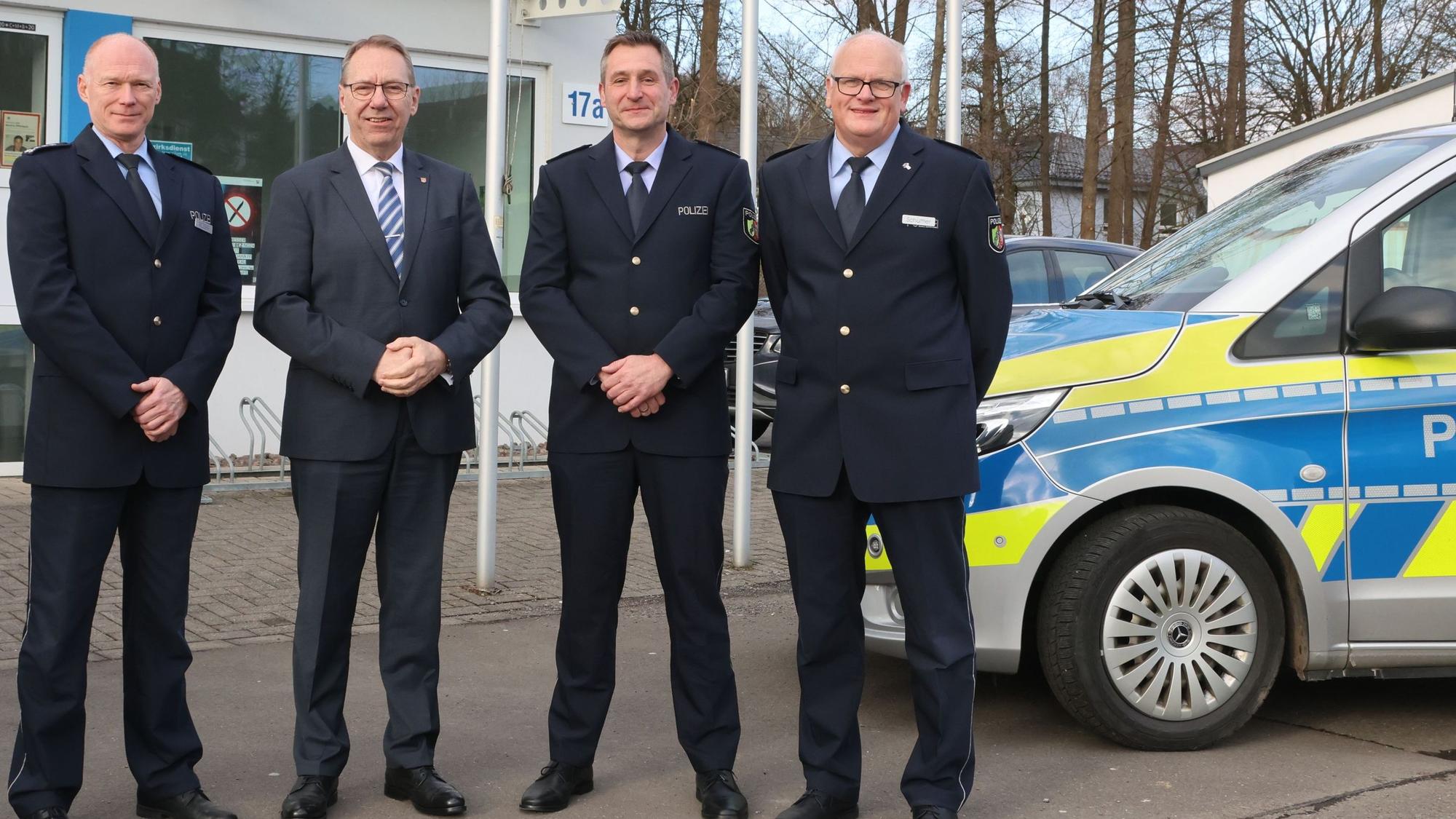Der neue Wachleiter André Kuba (Zweiter von recht) mit (von links) Carsten Röser, Landrat Jochen Hagt und Michael Schüttler.