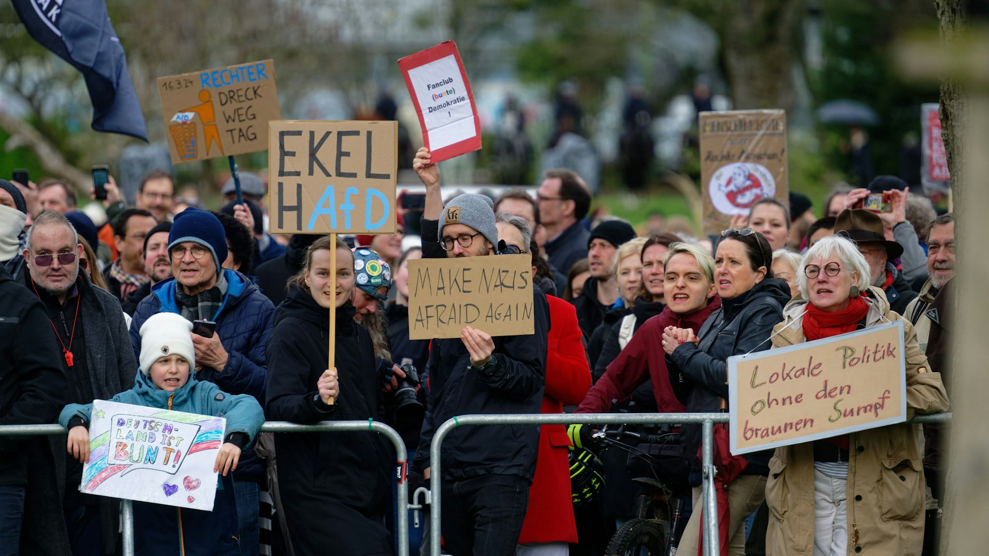 Teilnehmer einer Kundgebung von „Düsseldorf stellt sich quer “protestieren im März 2023 gegen eine Demonstration der AfD gegen eine geplante Flüchtlingsunterkunft. (Archivbild)