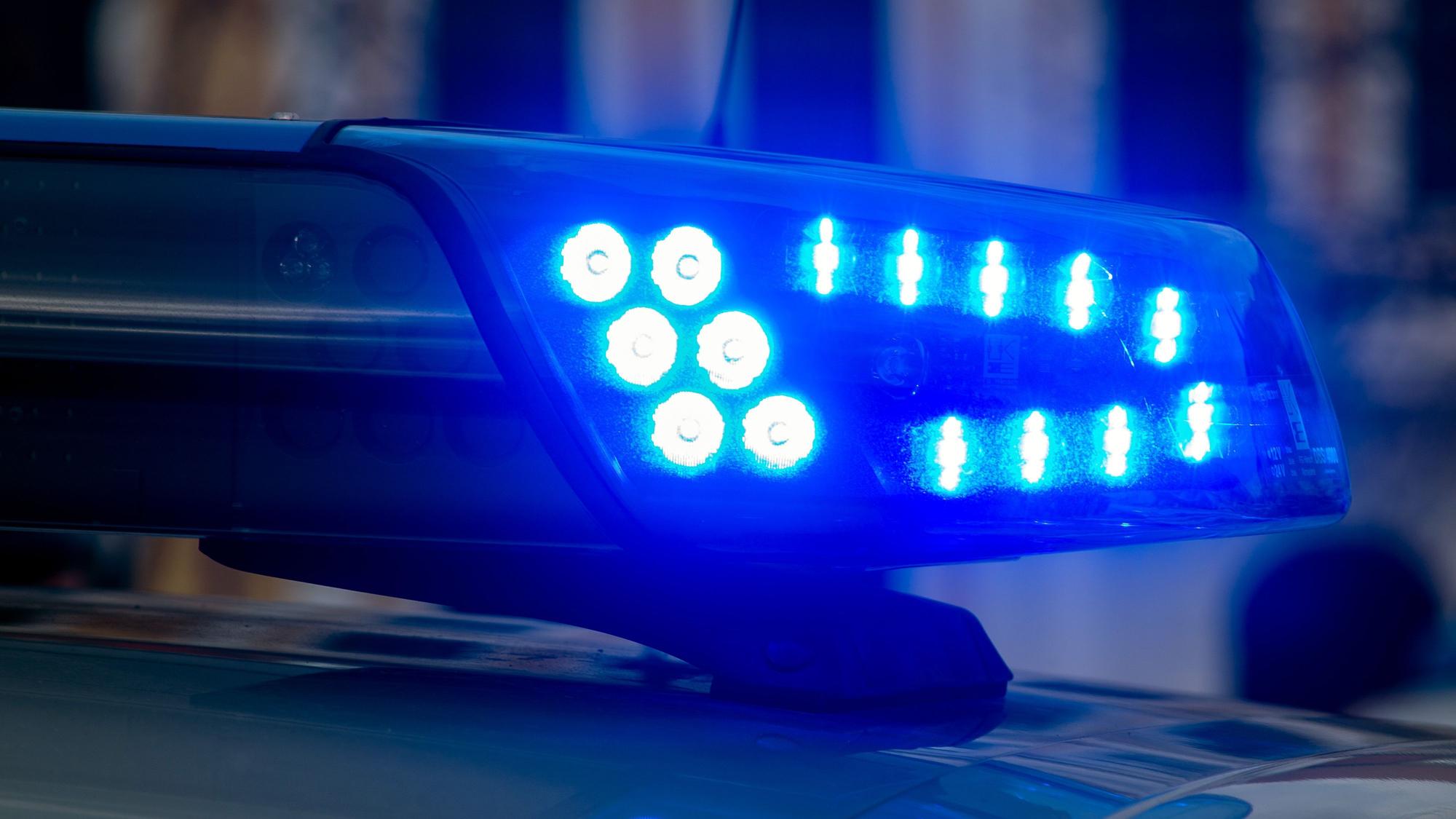 Ein Blaulicht der Polizei leuchtet auf.