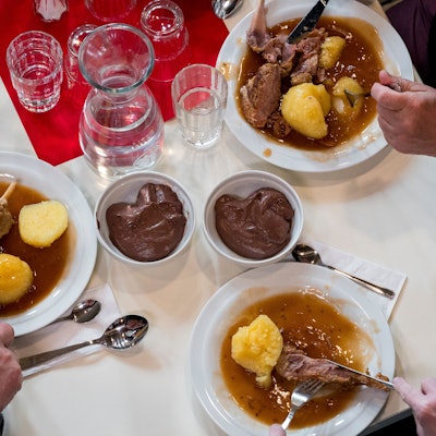 Bodenständiges Essen wird im Brauhaus serviert (Symbolbild)