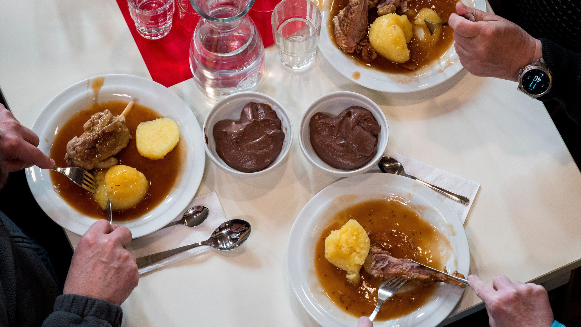 Bodenständiges Essen wird im Brauhaus serviert (Symbolbild)