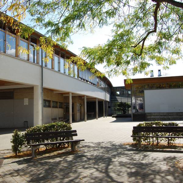 Seitenansicht der Mertener Heinrich-Böll-Schule mit Schulhof.