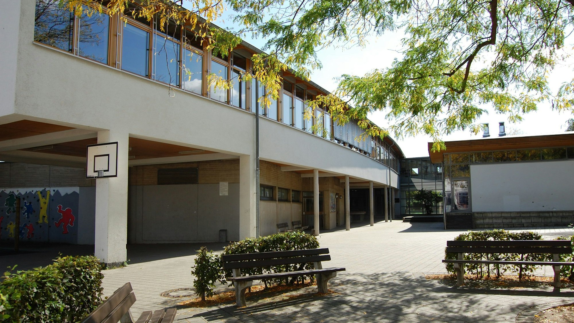 Seitenansicht der Mertener Heinrich-Böll-Schule mit Schulhof.