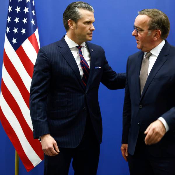 12.02.2025, Belgien, Brüssel: US-Verteidigungsminister Pete Hegseth (l) posiert mit dem deutschen Verteidigungsminister Boris Pistorius vor einem bilateralen Treffen am Rande eines Treffens der NATO-Verteidigungsminister im NATO-Hauptquartier.