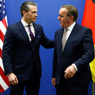 12.02.2025, Belgien, Brüssel: US-Verteidigungsminister Pete Hegseth (l) posiert mit dem deutschen Verteidigungsminister Boris Pistorius vor einem bilateralen Treffen am Rande eines Treffens der NATO-Verteidigungsminister im NATO-Hauptquartier.