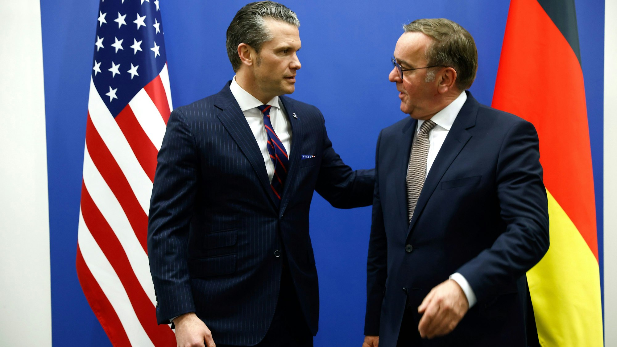 12.02.2025, Belgien, Brüssel: US-Verteidigungsminister Pete Hegseth (l) posiert mit dem deutschen Verteidigungsminister Boris Pistorius vor einem bilateralen Treffen am Rande eines Treffens der NATO-Verteidigungsminister im NATO-Hauptquartier.