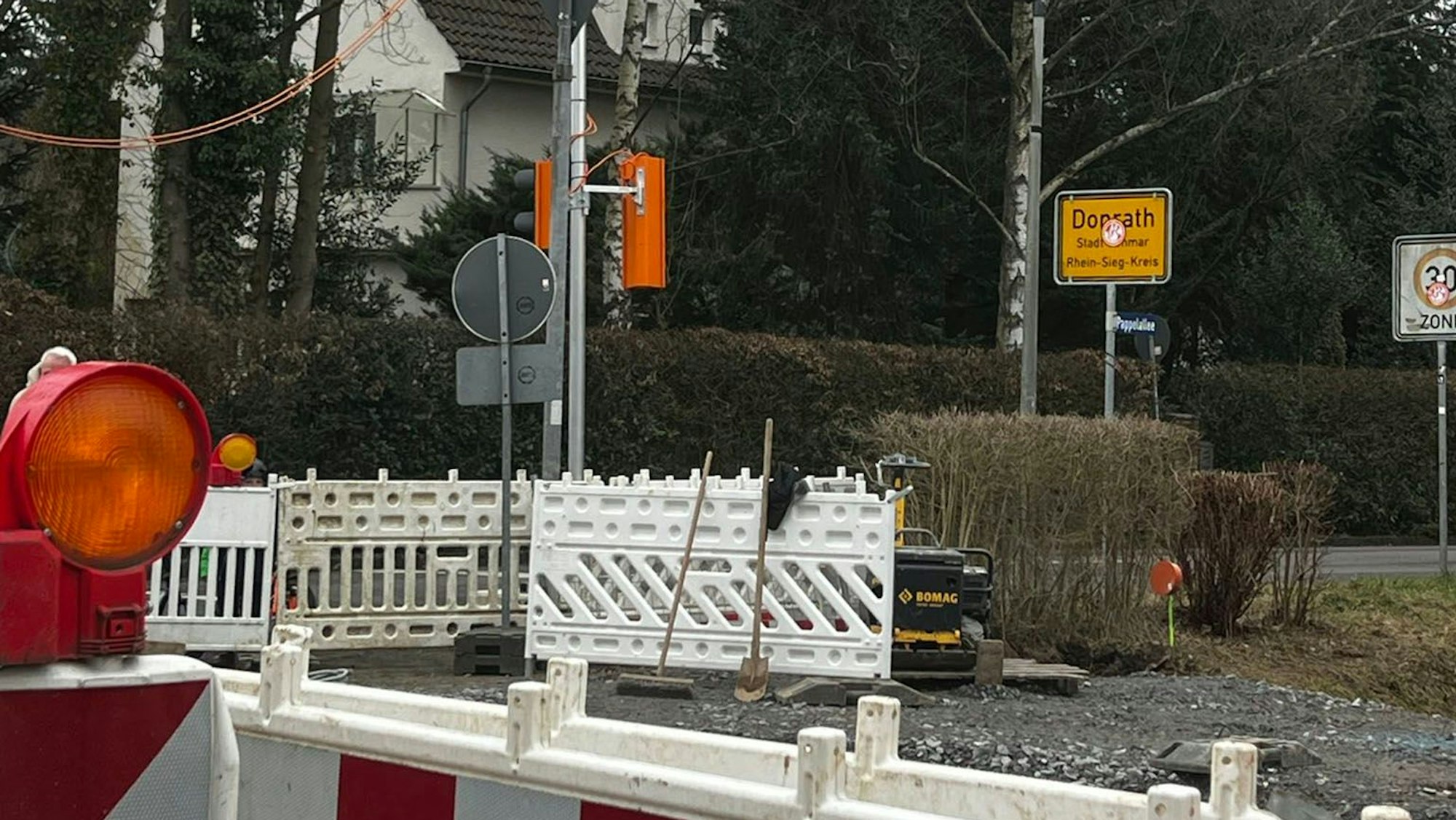 Baken und Warnleuchten an einer Straßenbaustelle