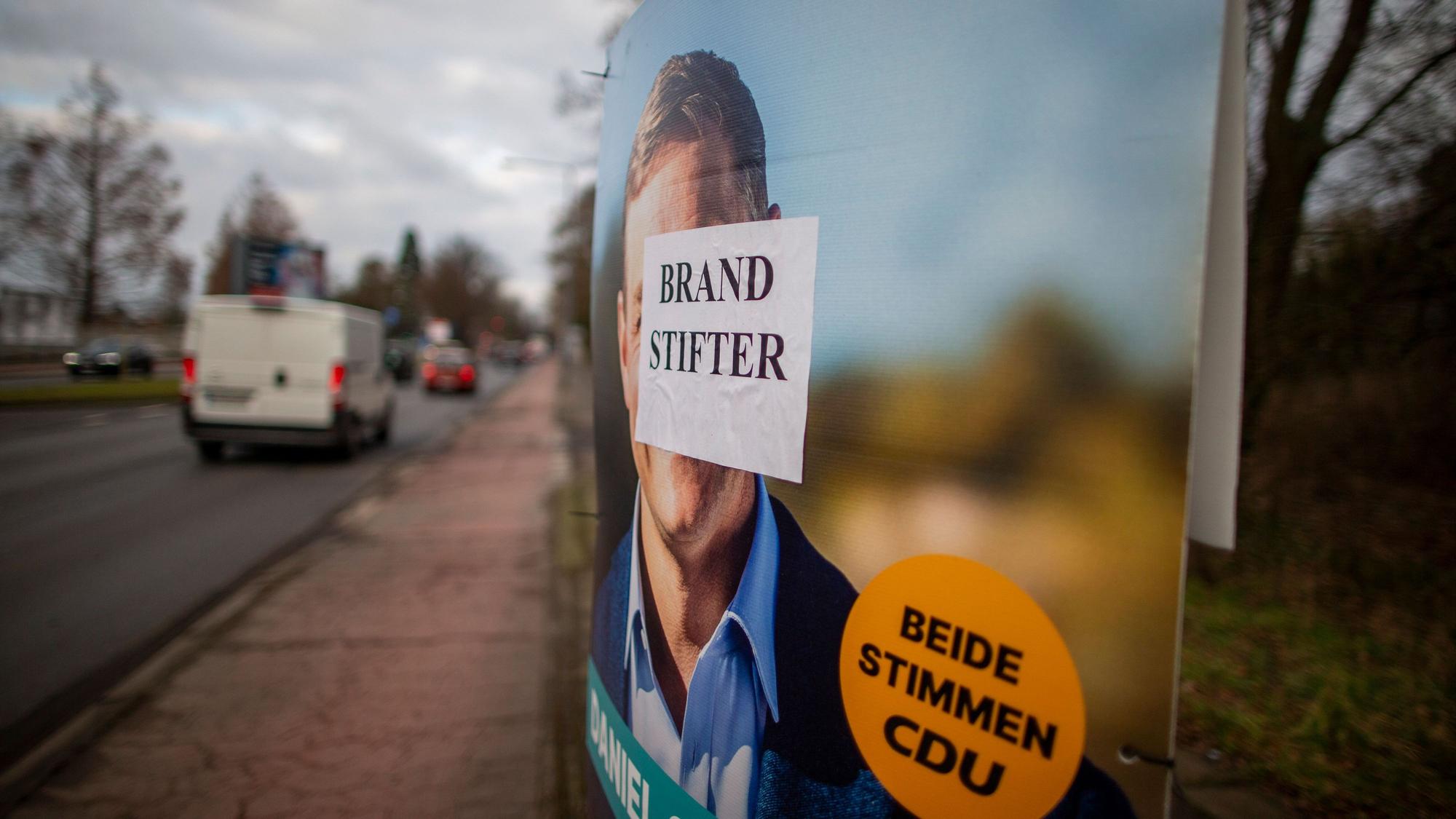 Ein von Unbekannten verunstaltetes Plakat des Kölner CDU-Direktkandidaten Daniel Otte.