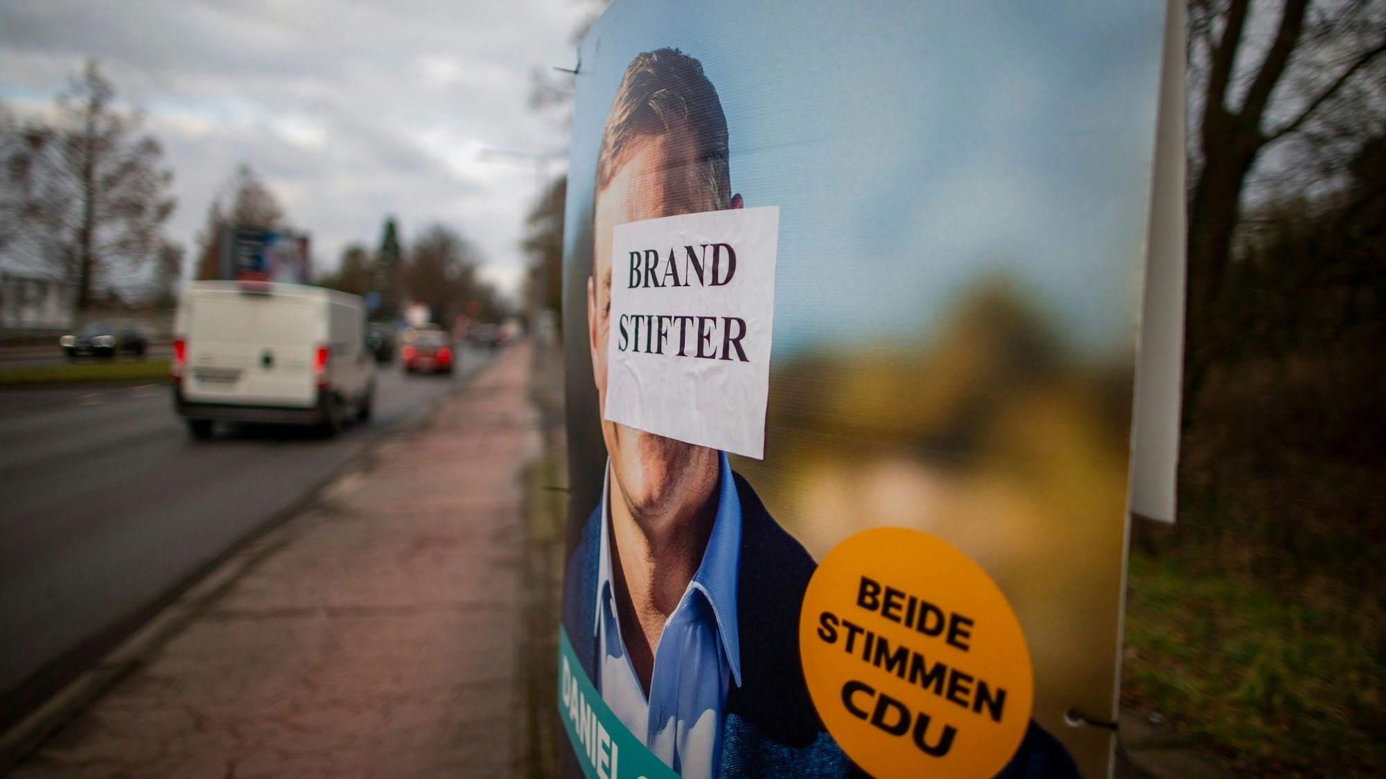 Ein von Unbekannten verunstaltetes Plakat des Kölner CDU-Direktkandidaten Daniel Otte.