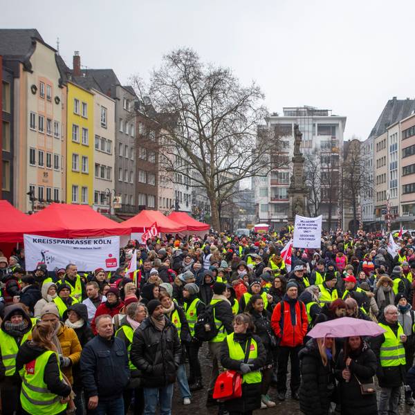 Etwa 2000 Streikende kamen zur Kundgebung auf dem Kölner Alter Markt.